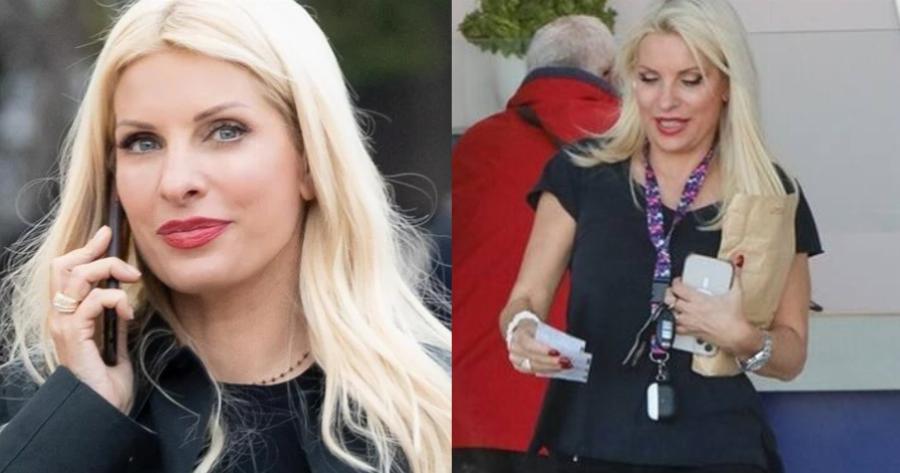 Με casual look, άνετη και ταπεινή: Ο φακός των παπαράτσι έπιασε την Ελένη Mενεγάκη να βγάζει εισιτήριο μόνη της για να σαλπάρει προς την Άνδρο