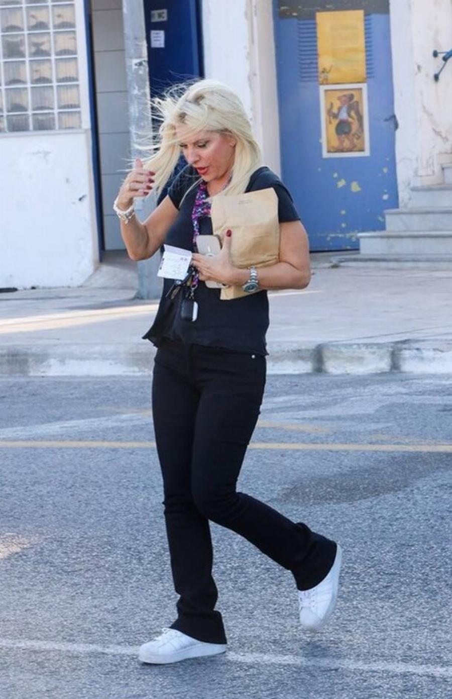 Με casual look, άνετη και ταπεινή: Ο φακός των παπαράτσι έπιασε την Ελένη Mενεγάκη να βγάζει εισιτήριο μόνη της για να σαλπάρει προς την Άνδρο