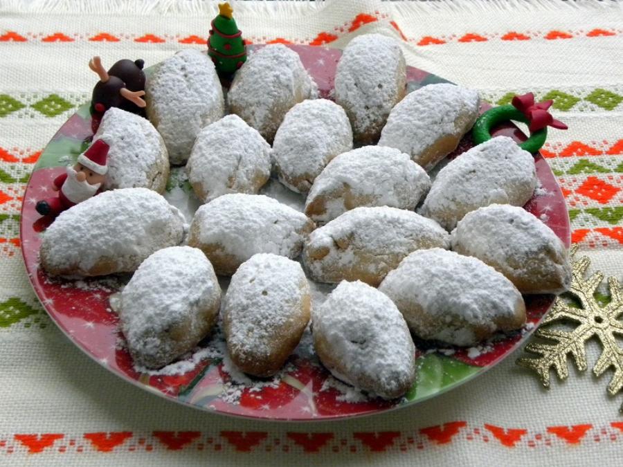 Οι λαχταριστοί και βουτυράτοι κουραμπιέδες της Βάσως Λασκαράκη: Αποκάλυψε το μυστικό στη συνταγή με 5 υλικά κι έγινε αμέσως viral