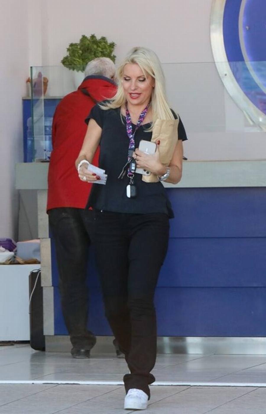 Με casual look, άνετη και ταπεινή: Ο φακός των παπαράτσι έπιασε την Ελένη Mενεγάκη να βγάζει εισιτήριο μόνη της για να σαλπάρει προς την Άνδρο