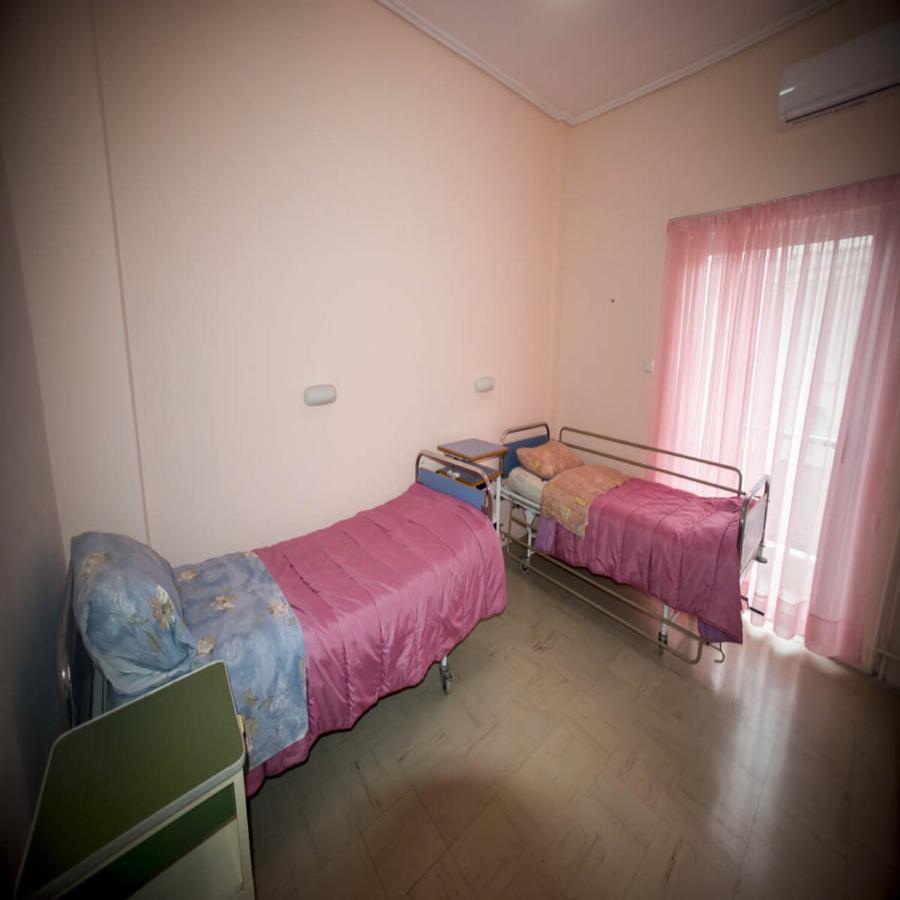 Η αγάπη μιας μάνας δεν έχει όρια: Ο γιος, όταν πέθανε ο πατέρας του, έστειλε τη μητέρα του σε ένα γηροκομείο. Μια μέρα, τον καλούν λέγοντας του ότι η μητέρα του πέθαινε