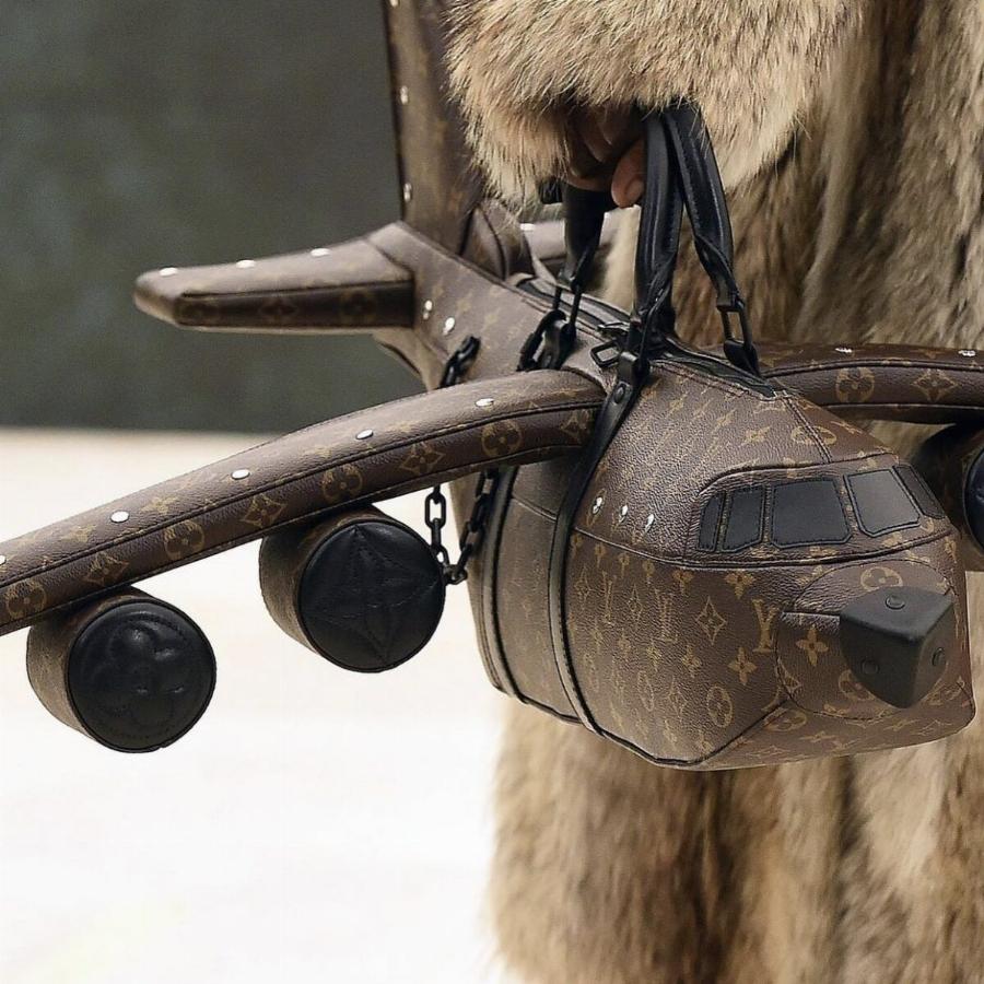 Το τερμάτισε η Louis Vuitton: Η νέα τσάντα-αεροπλάνο κοστίζει περισσότερο και από το να αγόραζες ένα πραγματικό