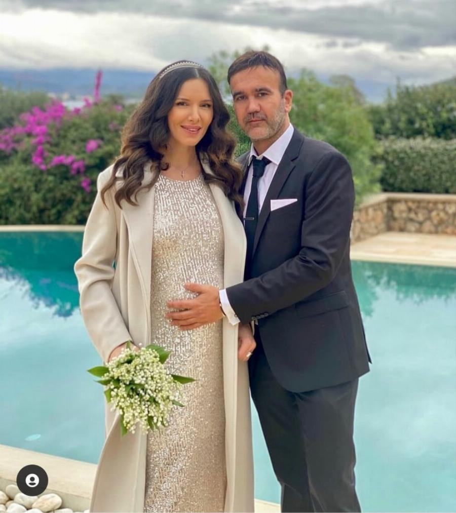 Παραμυθένια νυφικά και χλιδάτες δεξιώσεις: Οι 25 γάμοι διάσημων Ελλήνων που έγιναν πρωτοσέλιδα το 2022