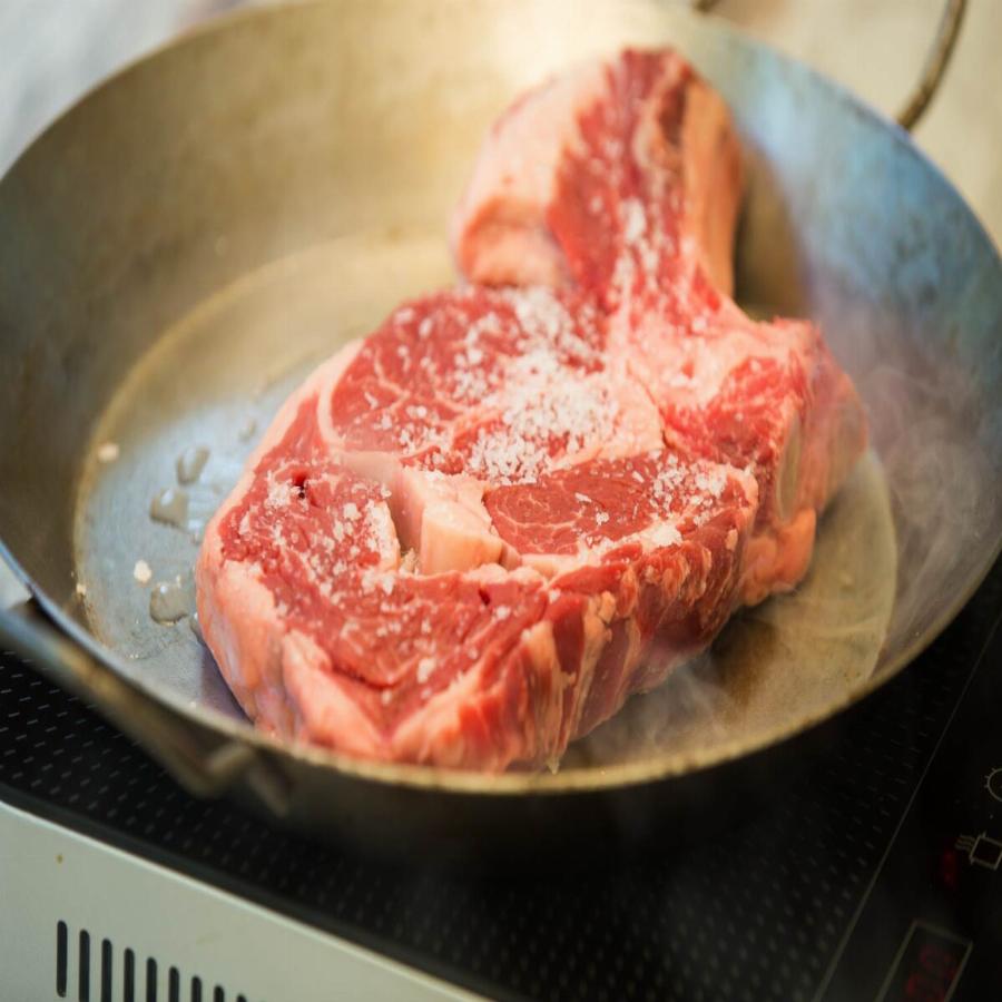 Σαν να βγήκε από εστιατόριο: Το κόλπο για να μαγειρέψετε την ωραιότερη μπριζόλα στο τηγάνι – Το υλικό που απογειώνει το κρέας