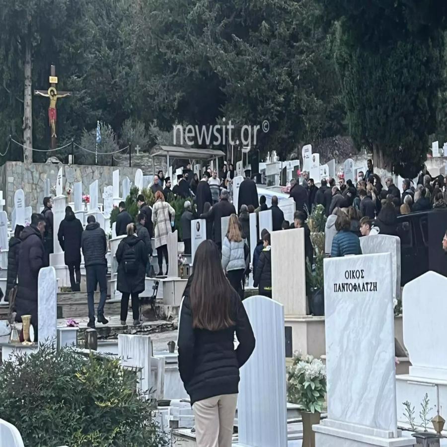 Δάκρυσε και ο Θεός: Κρύφτηκε η εκκλησία από τα στεφάνια στη κηδεία του 11χρονου Βασίλη, τραγικές φιγούρες οι γονείς