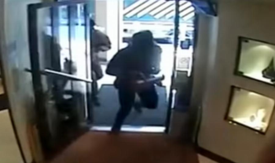 Εξασφάλισε λεία αξίας 3.500.000 ευρώ: Η Σέρβα μπασκετμπολίστρια που διέπραξε 116 ληστείες και έγινε η πρώτη γυναίκα που απέδρασε από τον Κορυδαλλό