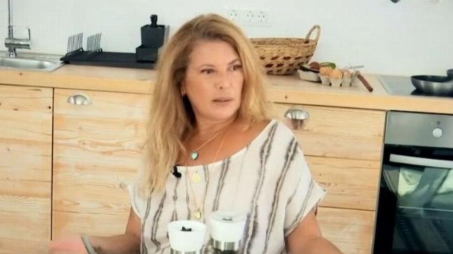 Στόλισε η Σοφία Αλιμπέρτη: Ο χριστουγεννιάτικος στολισμός στο σπίτι της στην Πάρο με ελάχιστα χρήματα