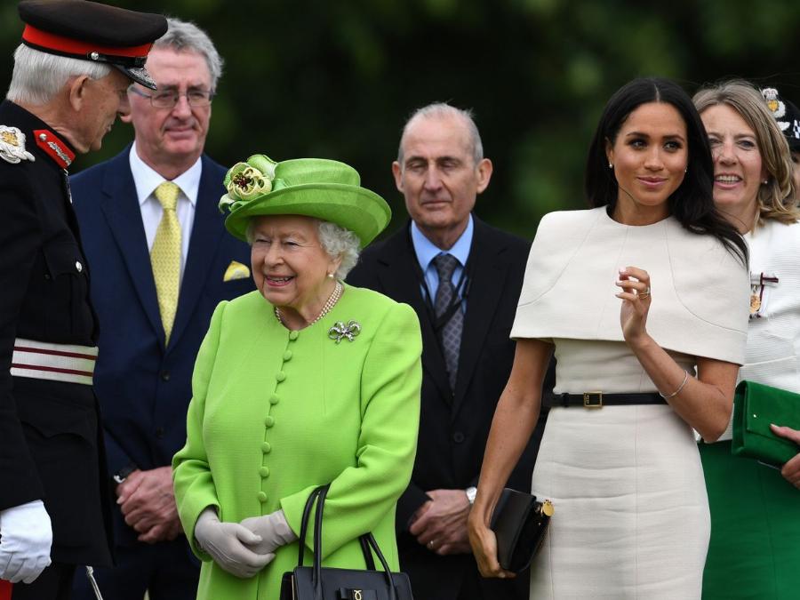 Η στιγμή που ο Χάρι έμεινε άναυδος: Η Μέγκαν κοροϊδεύει τη βασίλισσα δείχνοντας πως της υποκλίθηκε