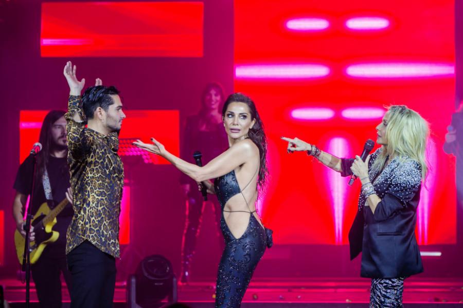 Στην ίδια σκηνή μετά το τέλος της κόντρας τους: Βίσση, Βανδή και Μάστορας σε μία σπάνια μουσική συνύπαρξη