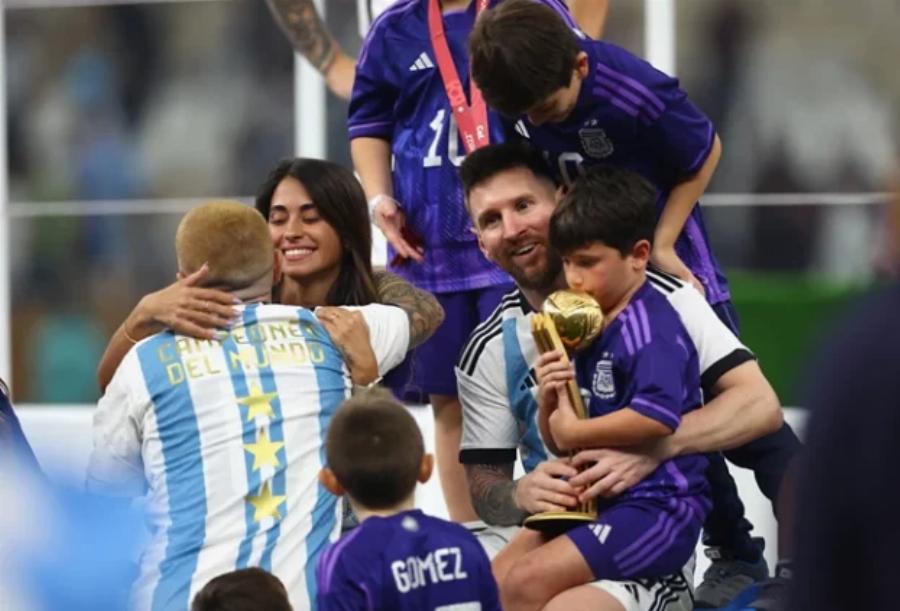 Χάθηκε στην αγκαλιά της οικογένειας του: Οι συγκλονιστικές φωτογραφίες με τον Μέσι και τα παιδιά του μετά τον θρίαμβο