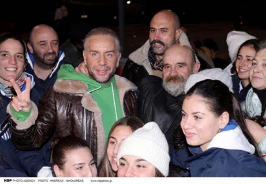 Τεράστιος Γιώργος Μαζωνάκης: Κάνει πράξη την αγάπη και μαγειρεύει στον δρόμο για τους άπορους του Πειραιά