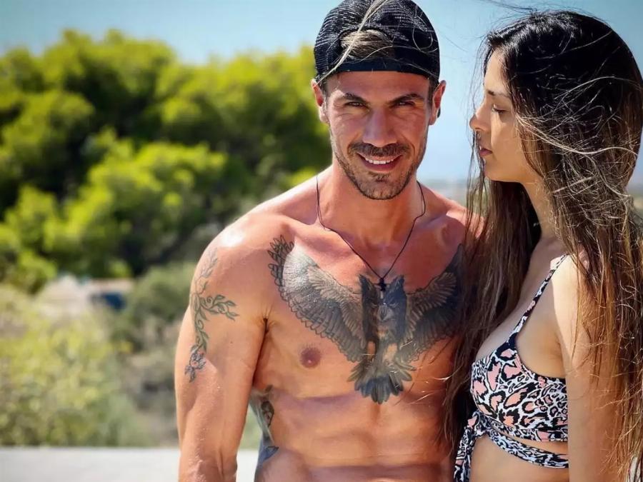 Στόλισε ο Άκης Πετρετζίκης: Το παραμυθένιο Χριστουγεννιάτικο δέντρο δίπλα στις φωτό των παιδιών