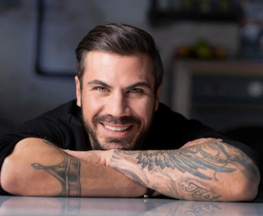 Σαν δύο σταγόνες νερό: Η τεράστια ομοιότητα του  Άκη Πετρετζίκη με την κόρη του και το χαρακτηριστικό στο πρόσωπο που είναι ίδιο