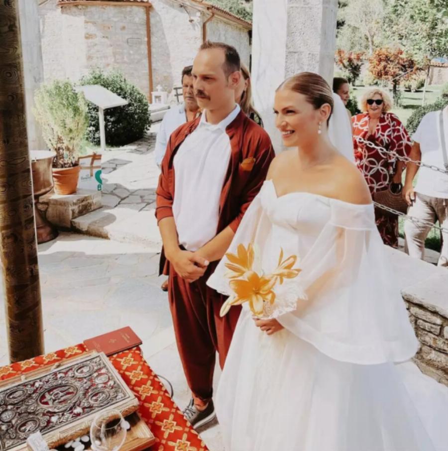 Παραμυθένια νυφικά και χλιδάτες δεξιώσεις: Οι 25 γάμοι διάσημων Ελλήνων που έγιναν πρωτοσέλιδα το 2022