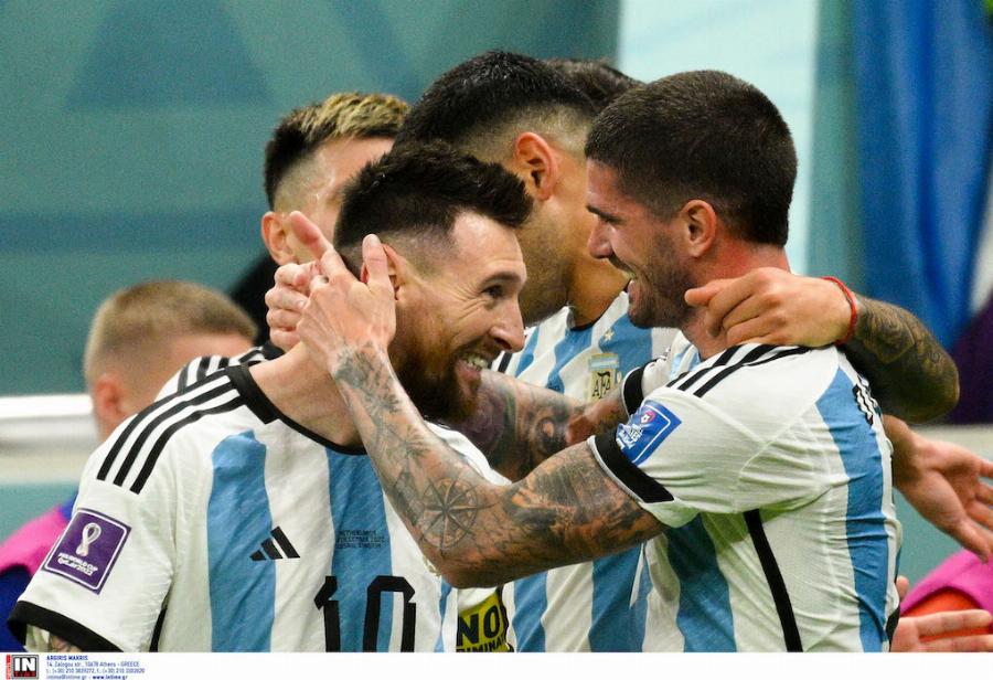 Κοντράστ συναισθημάτων σε μια φωτογραφία του Μουντιάλ 2022: Οι Αργεντινοί πανηγυρίζουν προκλητικά στα μούτρα των Ολλανδών