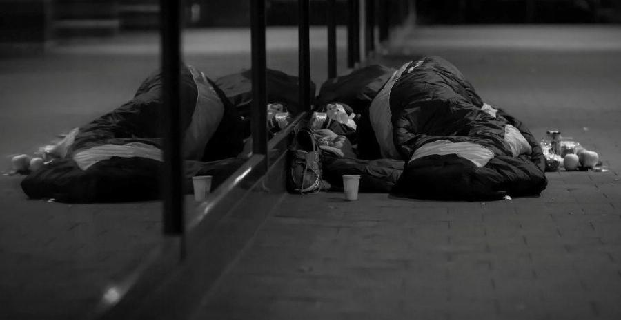 «Κρυώνω μαμά κάνε κάτι»: Χιόνιζε και κοιμόμουν με την κόρη μου στον δρόμο ώσπου μας πήρε σπίτι του ένας άγνωστος