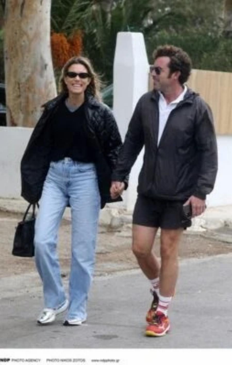 Άβαφη και πρόχειρα ντυμένη η Βίκυ Καγιά: Δεν είδε τις κάμερες η παρουσιάστρια και απαθανατίστηκε με τον Ηλία Κρασσά στο κέντρο της Αθήνας