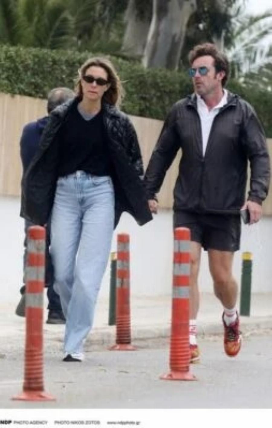 Άβαφη και πρόχειρα ντυμένη η Βίκυ Καγιά: Δεν είδε τις κάμερες η παρουσιάστρια και απαθανατίστηκε με τον Ηλία Κρασσά στο κέντρο της Αθήνας