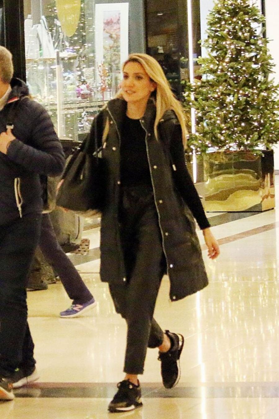 Εξαφανίστηκε από παντού και έγινε μια άλλη: Η Έλενα Παπαβασιλείου σε σπάνια εμφάνιση στο Μαρούσι