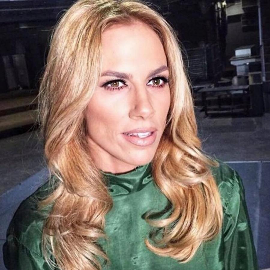 Συγκινημένη στην αγκαλιά του: Η Ντορέττα Παπαδημητρίου πήρε το καλύτερο “δώρο” για τα Χριστούγεννα και το ανακοίνωσε με 1 ανάρτηση