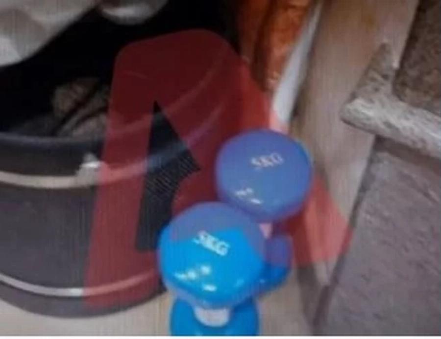 Όργανα γυμναστικής, διπλό κρεβάτι και βαράκια: Το προσωπικό δωμάτιο του πάτερ Αντώνιου μέσα στη δομή της Κιβωτού