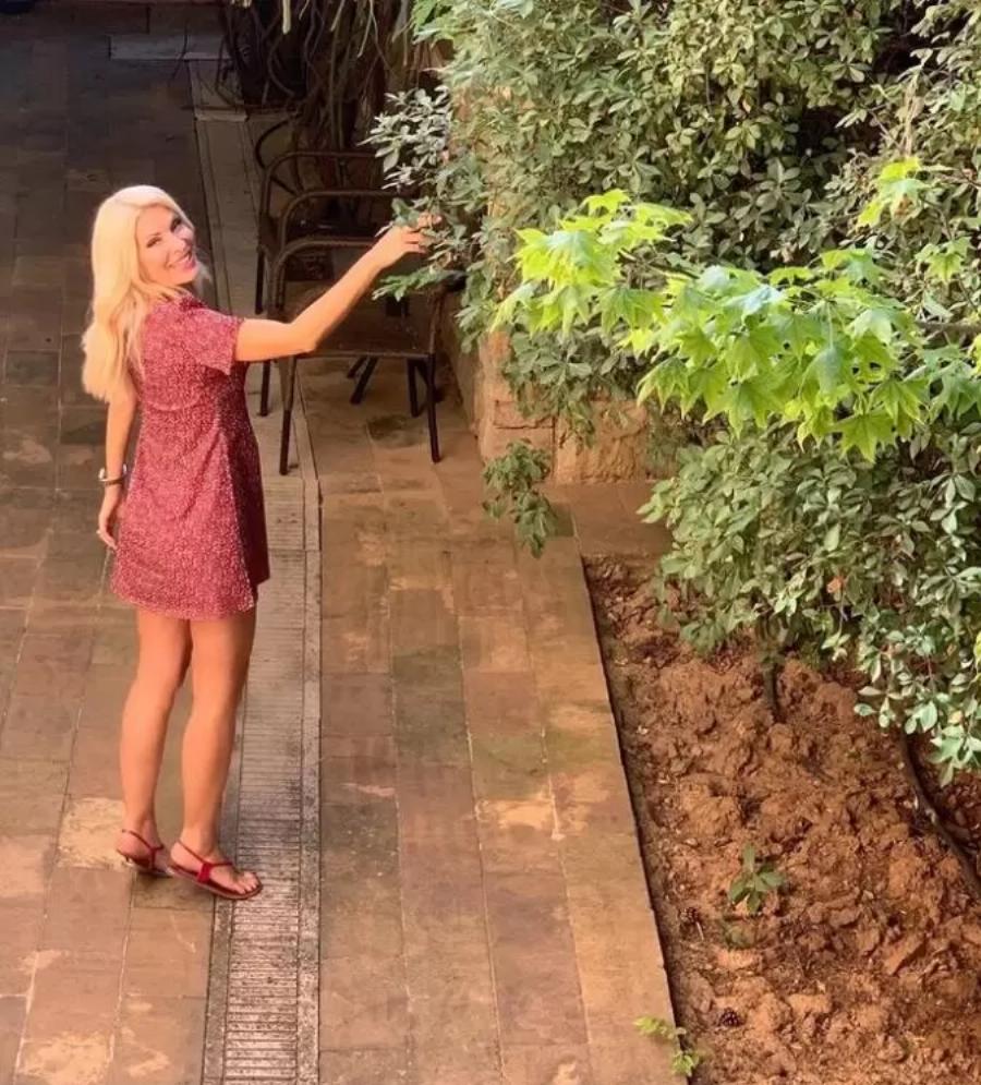 Έριξε το Instagram η Ελένη Μενεγάκη: Ντύθηκε Αγιοβασιλίτσα και πόζαρε στον καναπέ του σαλονιού της