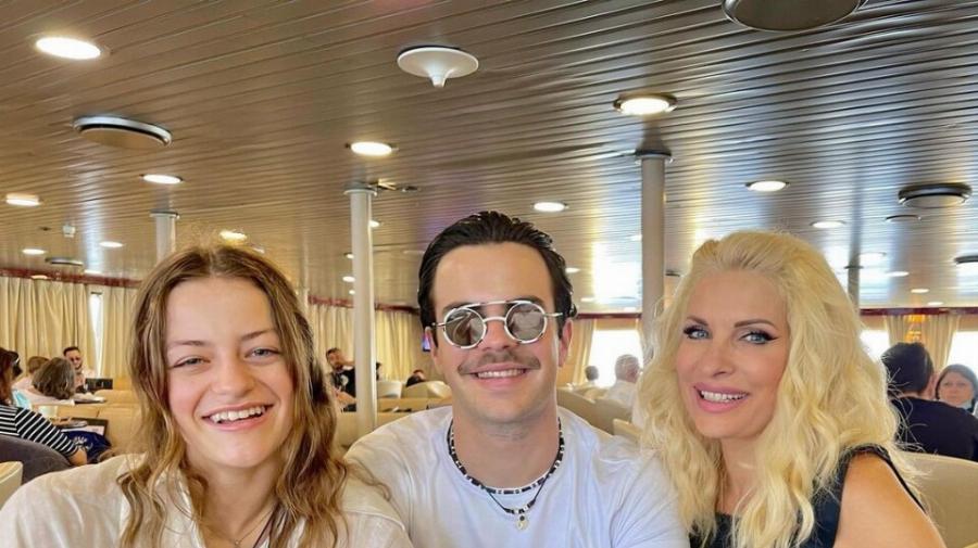 «Νύφη; Εμένα ο γιος μου είναι μωρό»: «Πάγωσε» η Ελένη Μενεγάκη μόλις την ρώτησαν για τη σχέση του Άγγελου Λάτσιου