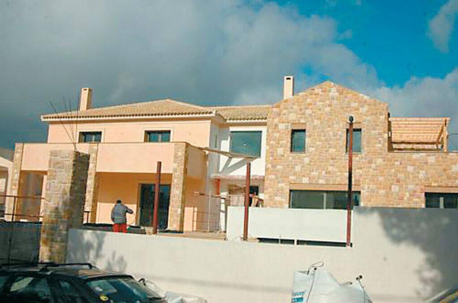 Έριξε το Instagram η Ελένη Μενεγάκη: Ντύθηκε Αγιοβασιλίτσα και πόζαρε στον καναπέ του σαλονιού της