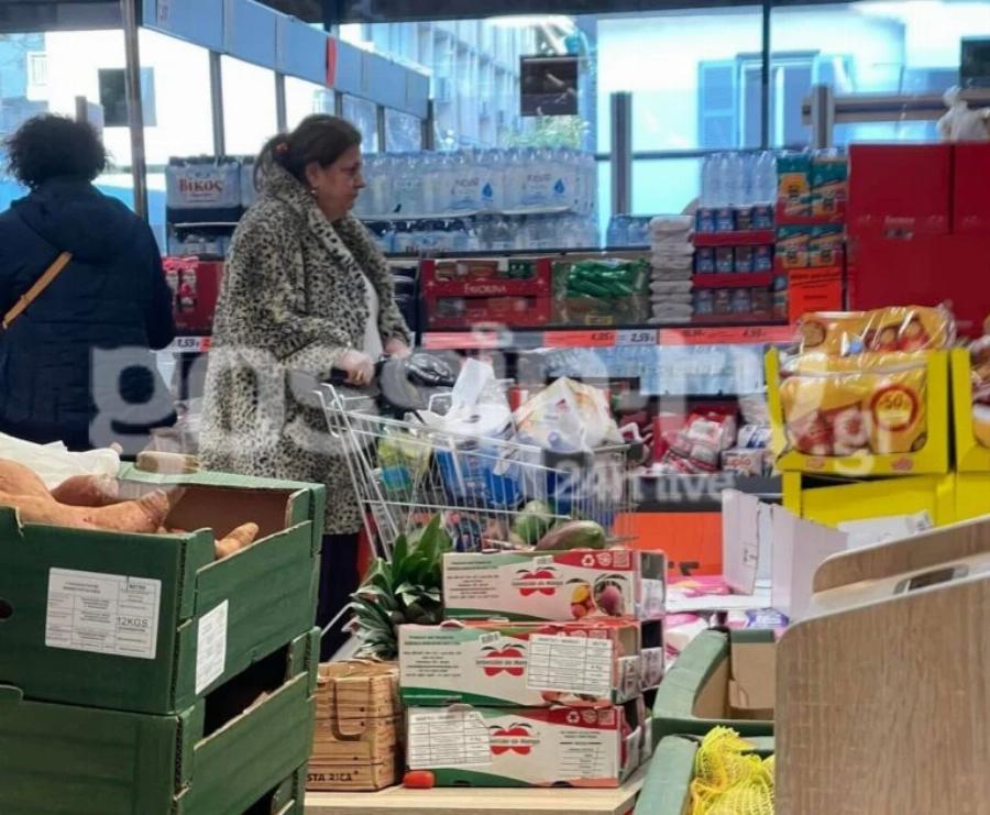 Ακομπλεξάριστη με λεοπάρ γούνα και άβαφτη: Η Ελισάβετ Κωνσταντινίδου στο σούπερμαρκετ, όλοι την κοιτούσαν