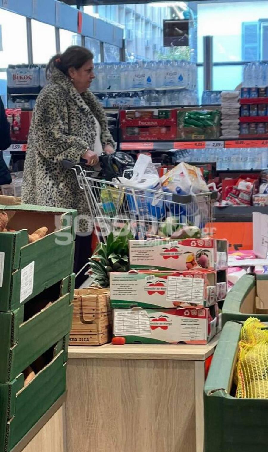 Ακομπλεξάριστη με λεοπάρ γούνα και άβαφτη: Η Ελισάβετ Κωνσταντινίδου στο σούπερμαρκετ, όλοι την κοιτούσαν