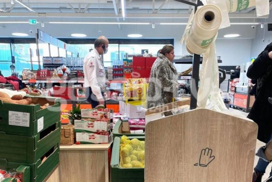 Ακομπλεξάριστη με λεοπάρ γούνα και άβαφτη: Η Ελισάβετ Κωνσταντινίδου στο σούπερμαρκετ, όλοι την κοιτούσαν