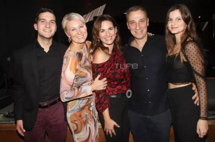 Σπάνια δημόσια εμφάνιση για την οικογένεια Καραμανλή: Η Νατάσα Παζαΐτη και τα παιδιά της τράβηξαν όλα τα βλέμματα