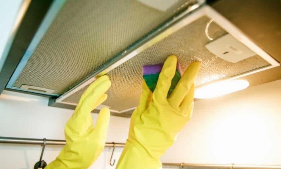 Το κόλπο που θα σας λύσει τα χέρια: Πείτε αντίο στα καμμένα λίπη με μαγειρική σόδα και 1 ακόμα υλικό