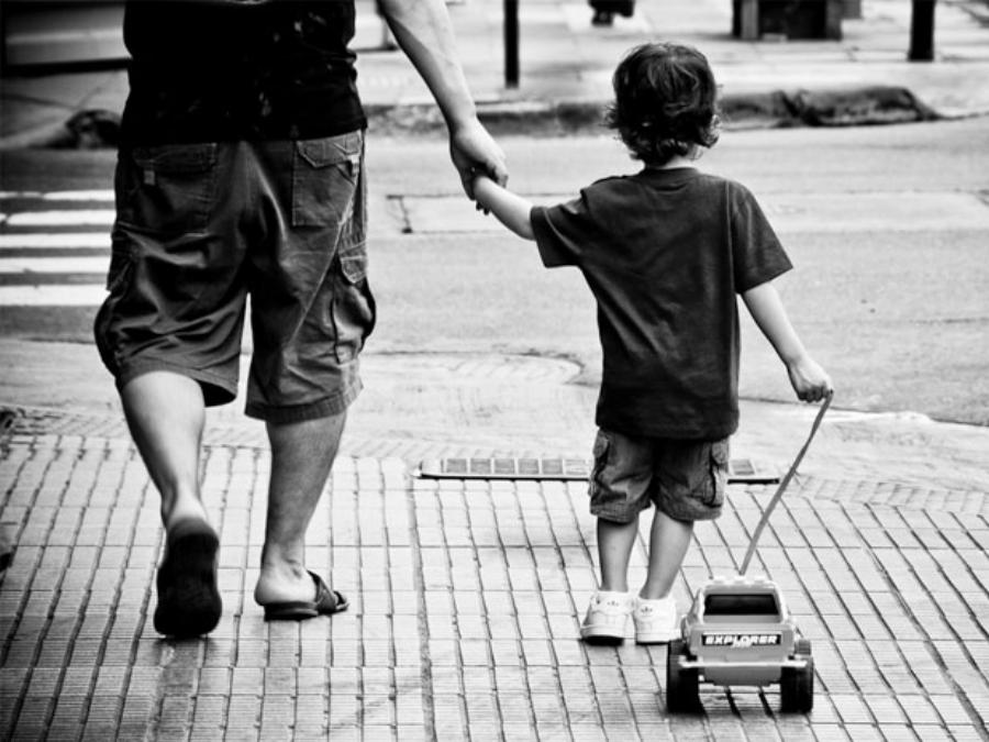 Το γράμμα ενός πατέρα στο παιδί του που είναι γροθιά στο στομάχι: «Όταν με δεις γέρο να λερώνομαι και να μη μπορώ να ντυθώ»