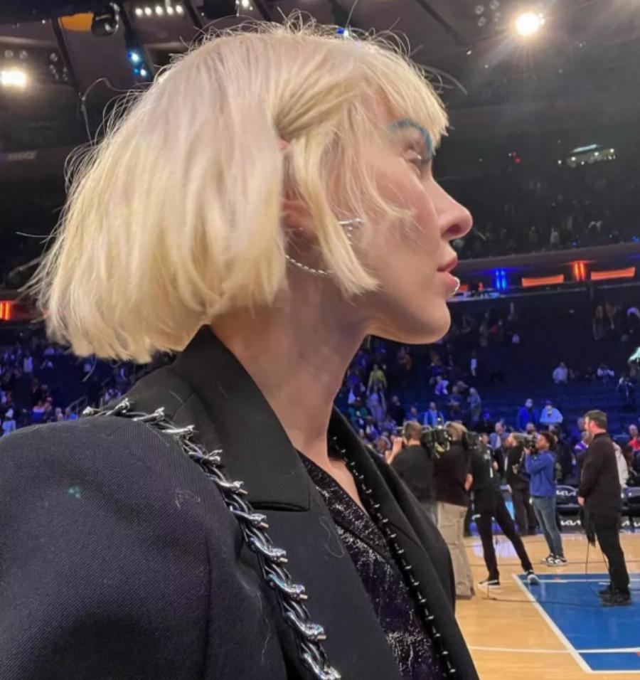 Το τερμάτισε η Τάμτα: Έκανε δημόσια εμφάνιση με μπλε φρύδια και δεν την γνώρισε κανείς