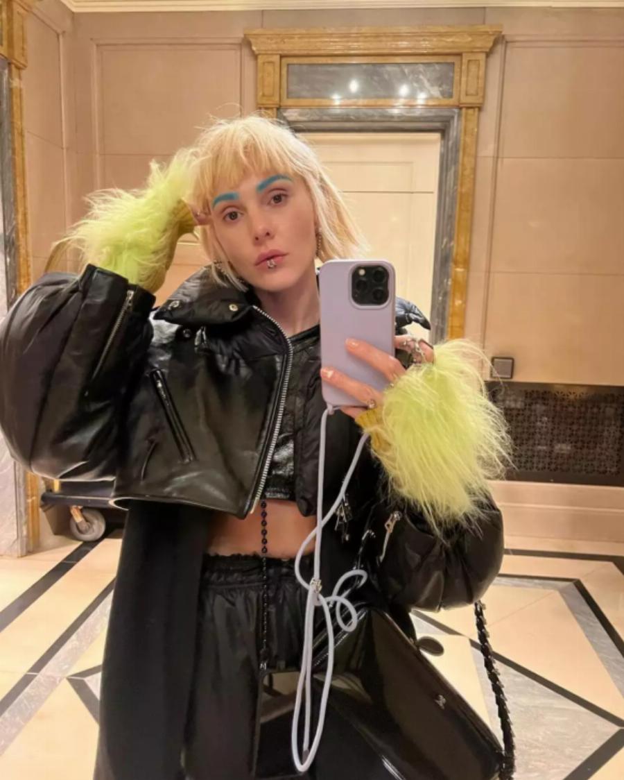 Το τερμάτισε η Τάμτα: Έκανε δημόσια εμφάνιση με μπλε φρύδια και δεν την γνώρισε κανείς