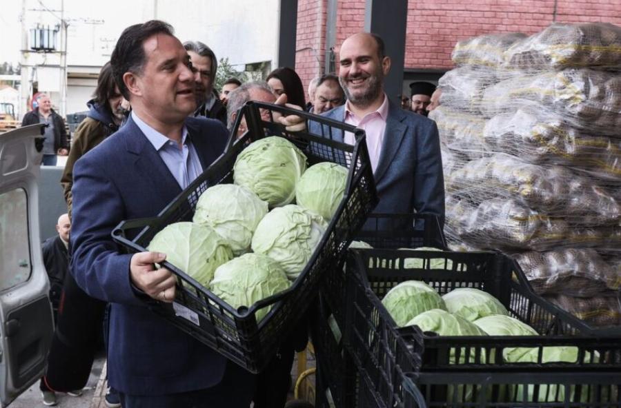 Viral ο Άδωνις Γεωργιάδης μέσα σε λίγα λεπτά: Επικός διάλογος σε λαϊκή αγορά με γιαγιά για τις τιμές: «Ε, τι 105 ευρώ μόνο για τα πράσα;»