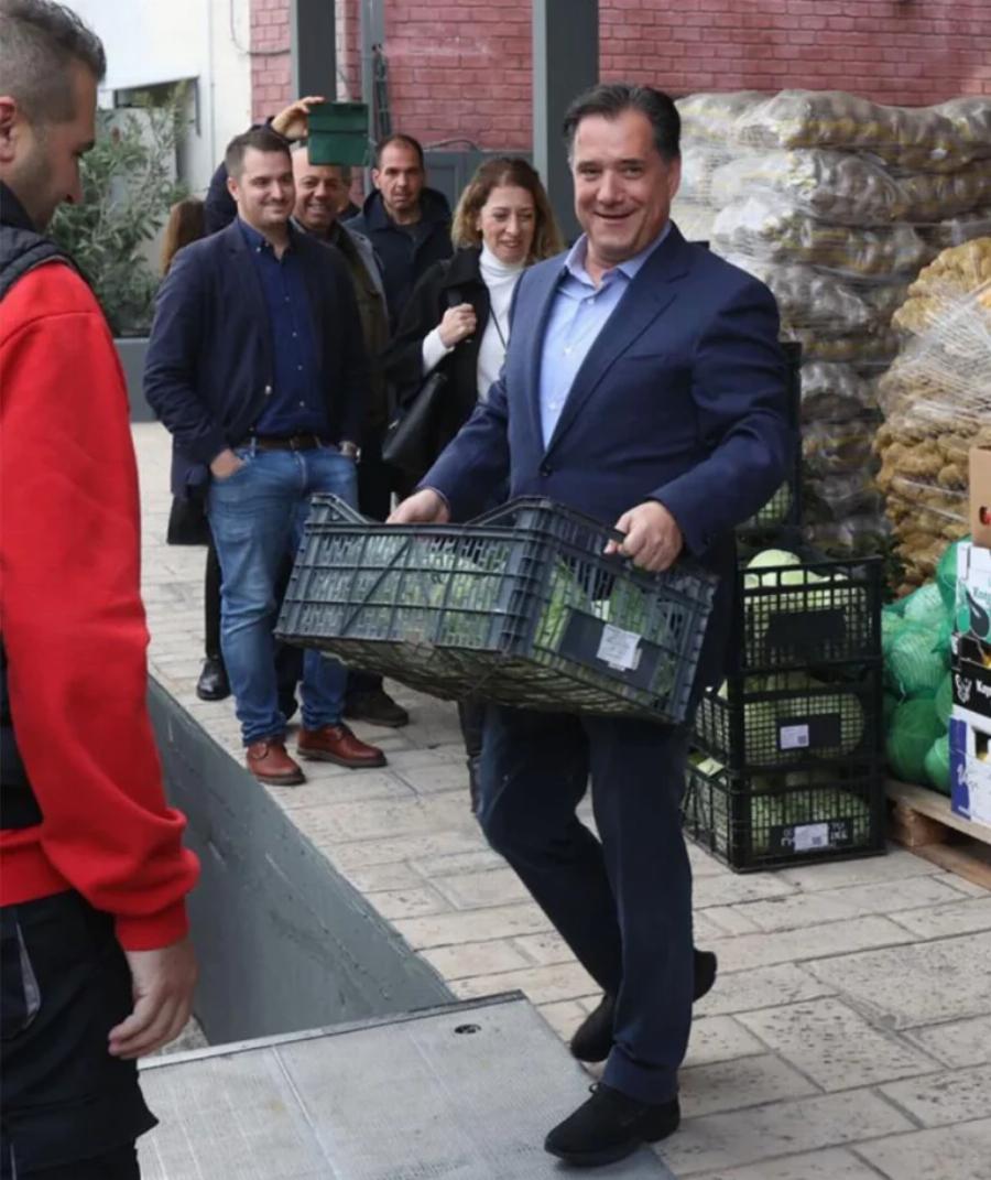 Παιδί του λαού: O Αδωνις Γεωργιάδης κουβάλησε τελάρα στη Κεντρική Λαχαναγορά Αθηνών