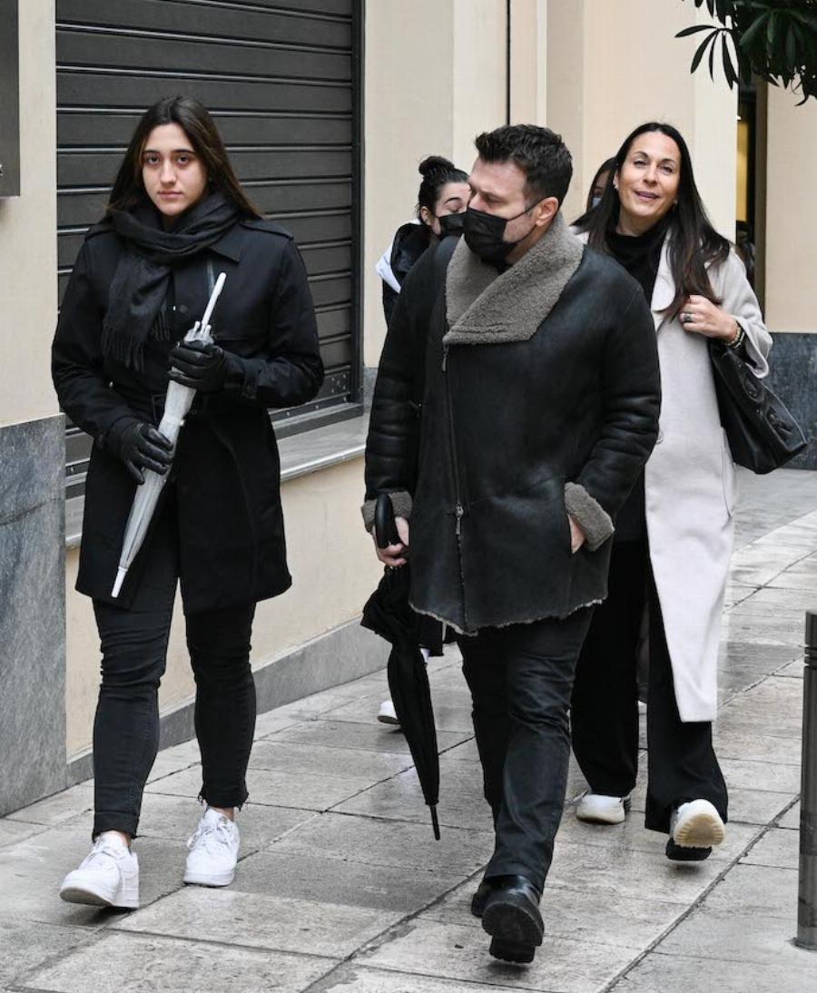 Τεράστιο σαλόνι, γυάλινη σκάλα και μοντέρνα βιβλιοθήκη: Η σύγχρονη βίλα του Γιάννη Πλούταρχου στην Αθήνα που όλοι ζηλεύουν