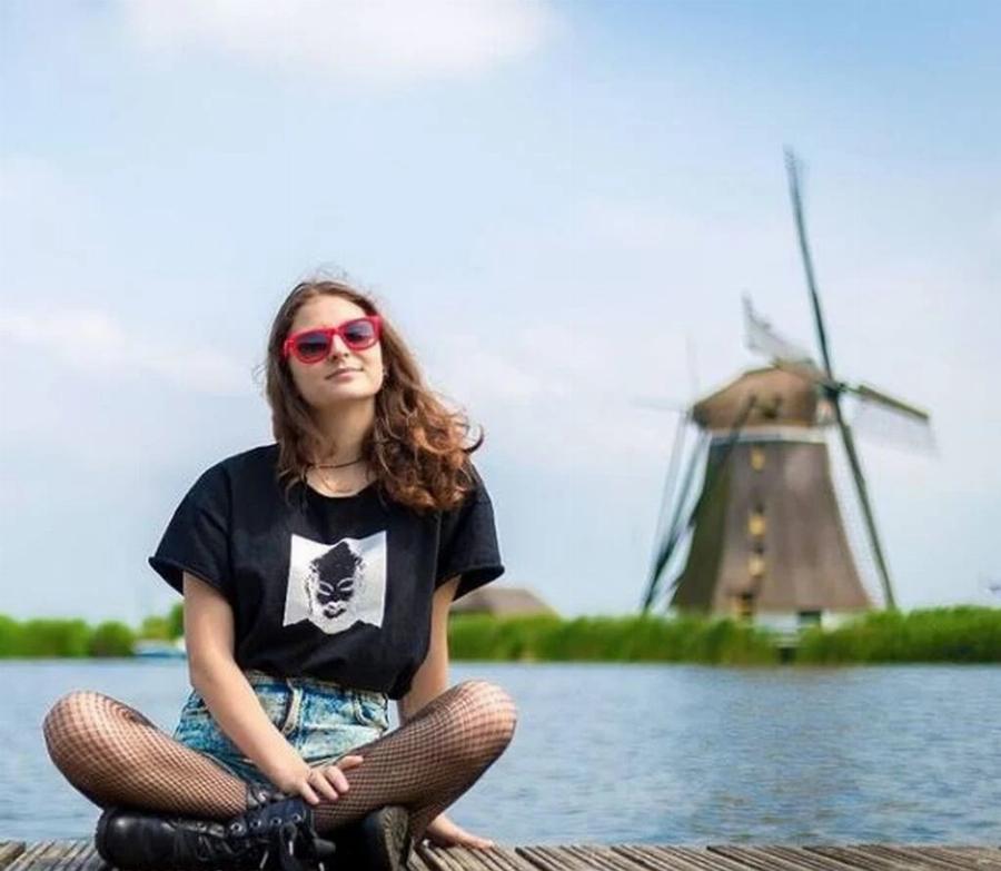 Σαν δύο σταγόνες νερό: Ο Γιώργος Καραμίχος μας δείχνει την 24χρονη κόρη του, Ρεγγίνα, και η ομοιότητά τους είναι εμφανής