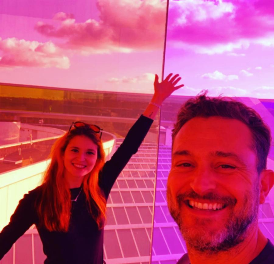 Σαν δύο σταγόνες νερό: Ο Γιώργος Καραμίχος μας δείχνει την 24χρονη κόρη του, Ρεγγίνα, και η ομοιότητά τους είναι εμφανής