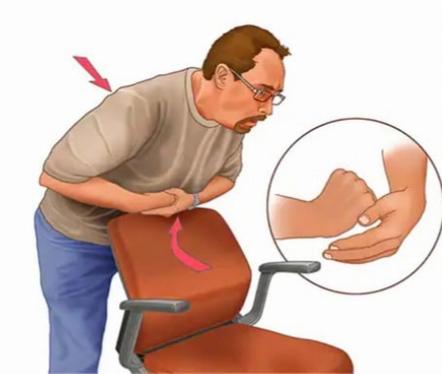 Πώς θα σώσετε κάποιον που πνίγεται από τροφή: Η λαβή Heimlich και οι κινήσεις που πρέπει να γνωρίζετε