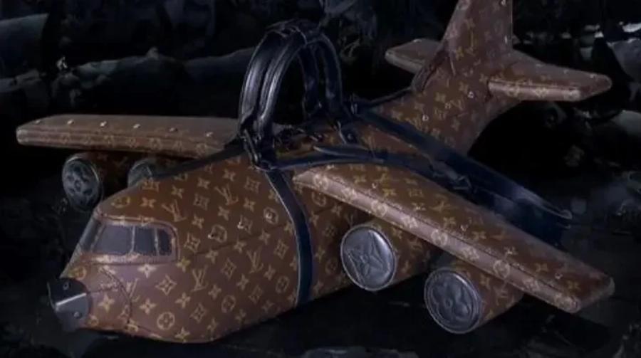 Το τερμάτισε η Louis Vuitton: Η νέα τσάντα-αεροπλάνο κοστίζει περισσότερο και από το να αγόραζες ένα πραγματικό