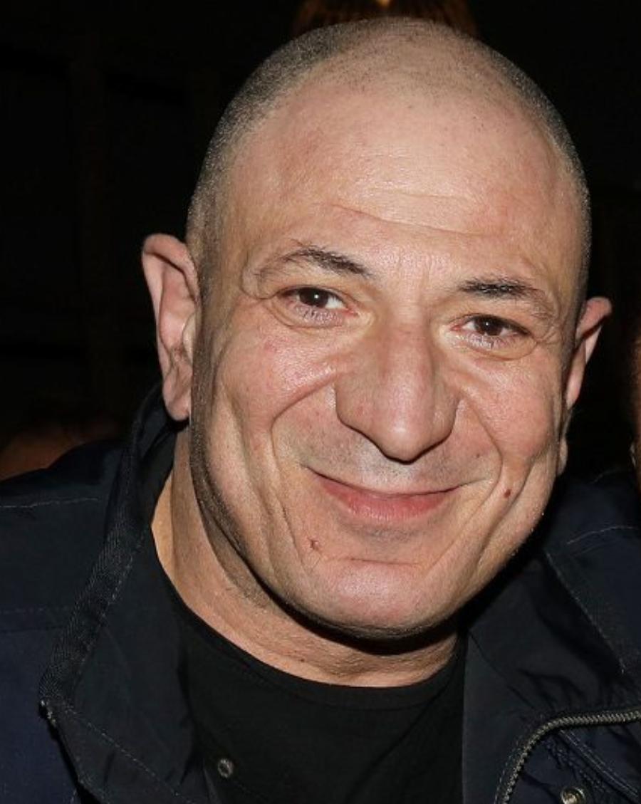 Από τη Λάμψη στις Οικογενειακές Ιστορίες: Πώς είναι και τι κάνει σήμερα ο «Ευλογητός» του Νίκου Φώσκολου