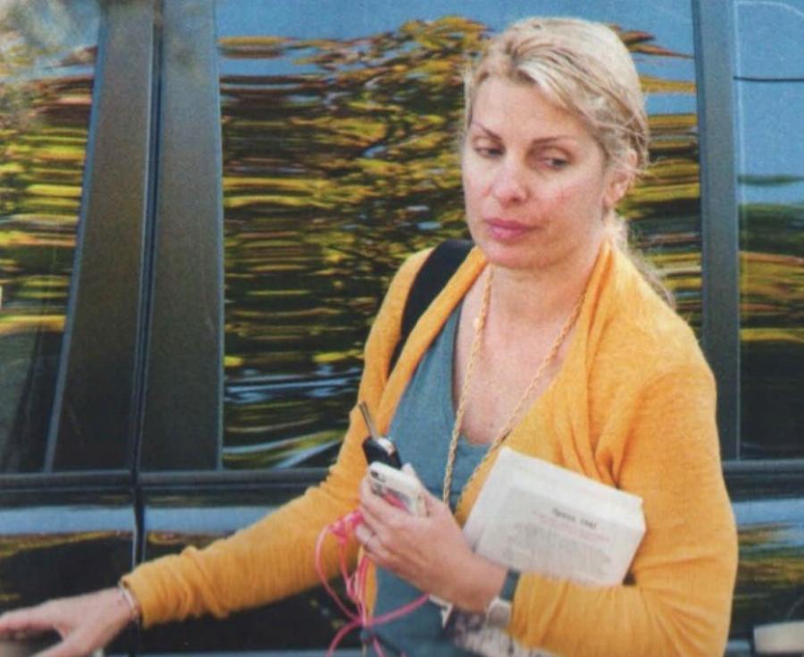 Τα 3 μυστικά που αλλάζουν το πρόσωπο της: Τα κόλπα για το χριστουγεννιάτικο μακιγιάζ που κάνει κάθε χρόνο η Μενεγάκη