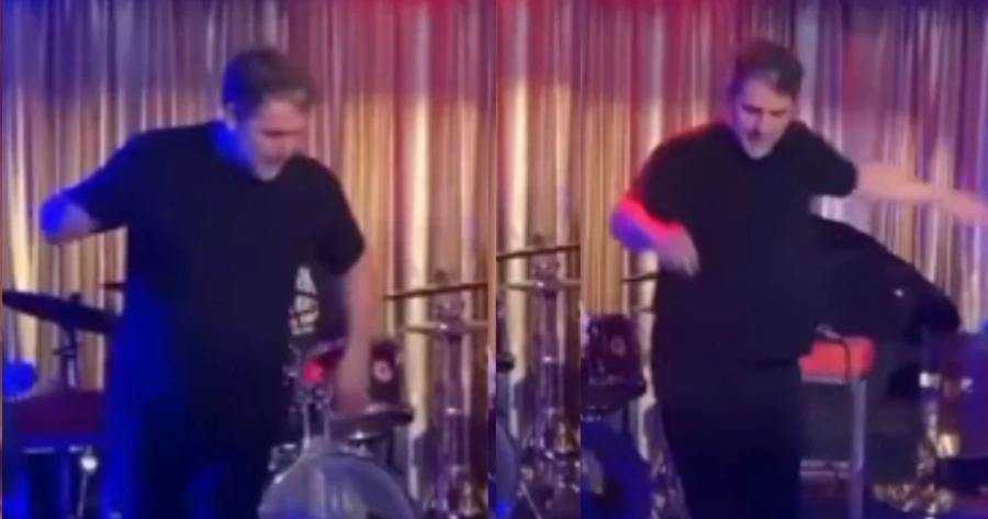 «Ράγισαν» τα πατώματα: Ο Βασίλης Μπισμπίκης σηκώθηκε με τις φόρμες και χόρεψε βαρύ ζείμπέκικο