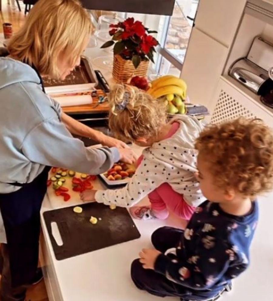 Άβαφη και πρόχειρα ντυμένη η Βίκυ Καγιά: Δεν είδε τις κάμερες η παρουσιάστρια και απαθανατίστηκε με τον Ηλία Κρασσά στο κέντρο της Αθήνας