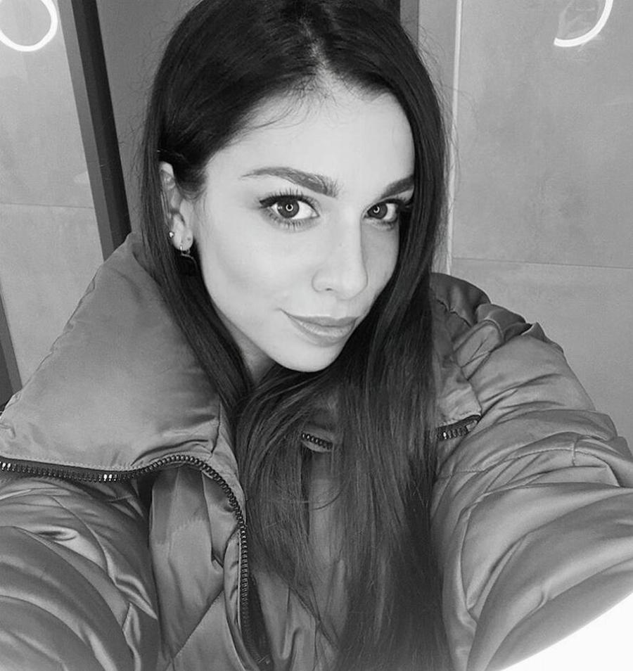 Καλλονή μελαχρινή και αθλήτρια του βόλεϊ: Η «άγνωστη» κόρη του Στέλιου Ρόκκου εντυπωσιάζει με την ομορφιά της