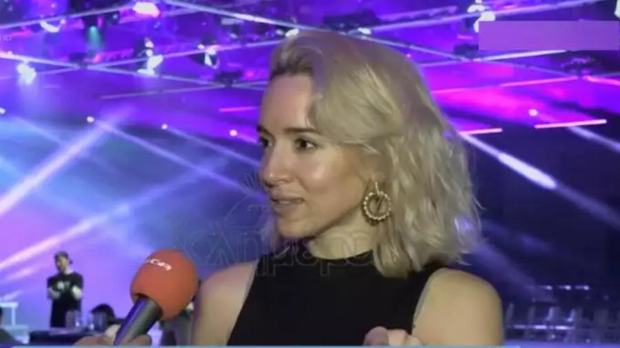 Η Καλομοίρα με αέρα σταρ: Κάνει διάδρομο με τακούνια και ένα ποτήρι κρασί και γίνεται viral