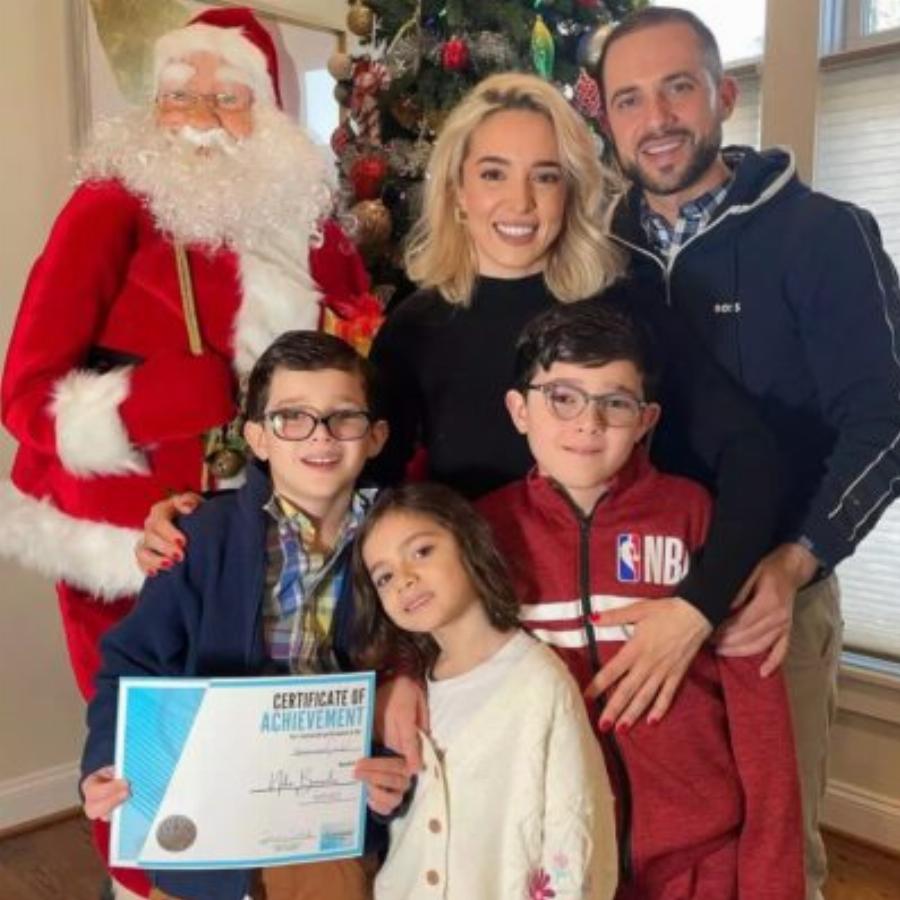 Επέστρεψε στην Αμερική η Καλομοίρα: Η τρυφερή φωτογραφία με τα 3 παιδιά και τον σύζυγο της μπροστά στο χριστουγεννιάτικο δέντρο